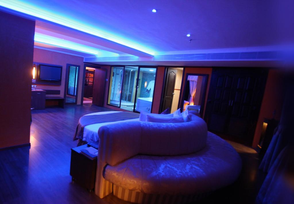 The Quilon Beach Hotel And Convention Center Kollam Bagian luar foto