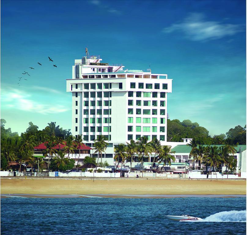 The Quilon Beach Hotel And Convention Center Kollam Bagian luar foto