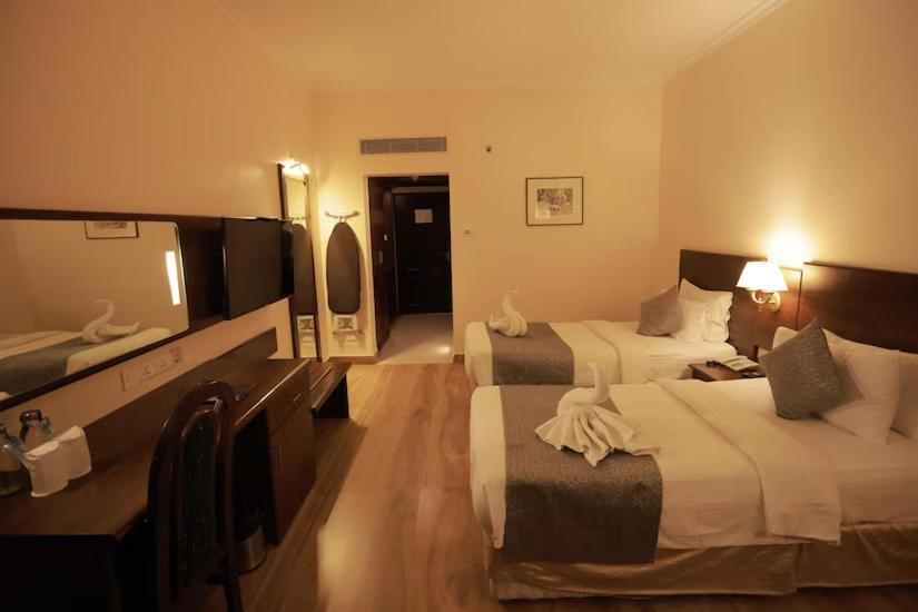 The Quilon Beach Hotel And Convention Center Kollam Bagian luar foto