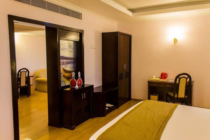 The Quilon Beach Hotel And Convention Center Kollam Bagian luar foto