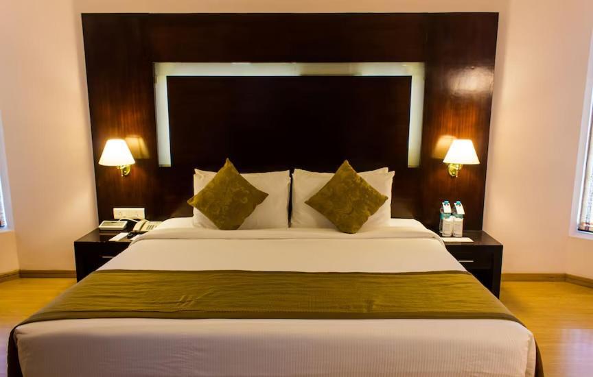 The Quilon Beach Hotel And Convention Center Kollam Bagian luar foto