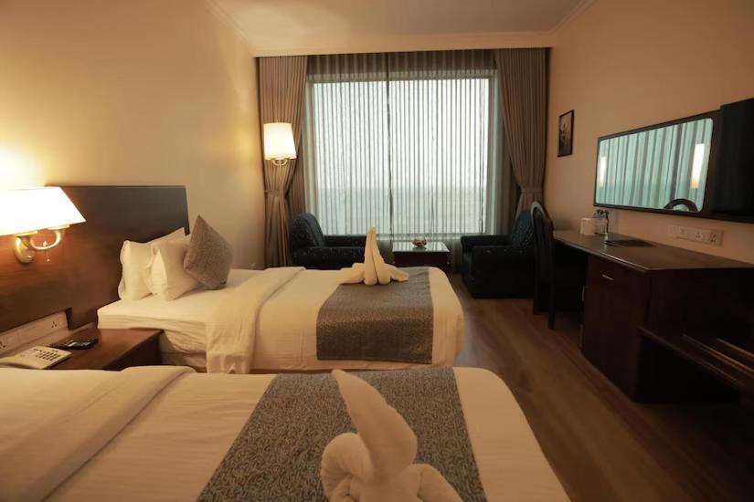 The Quilon Beach Hotel And Convention Center Kollam Bagian luar foto