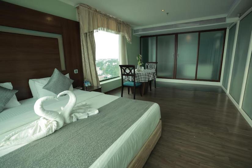 The Quilon Beach Hotel And Convention Center Kollam Bagian luar foto