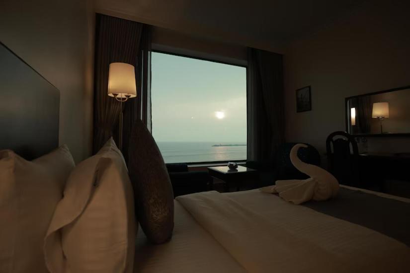 The Quilon Beach Hotel And Convention Center Kollam Bagian luar foto