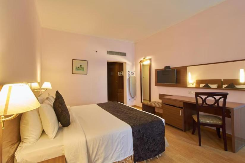 The Quilon Beach Hotel And Convention Center Kollam Bagian luar foto