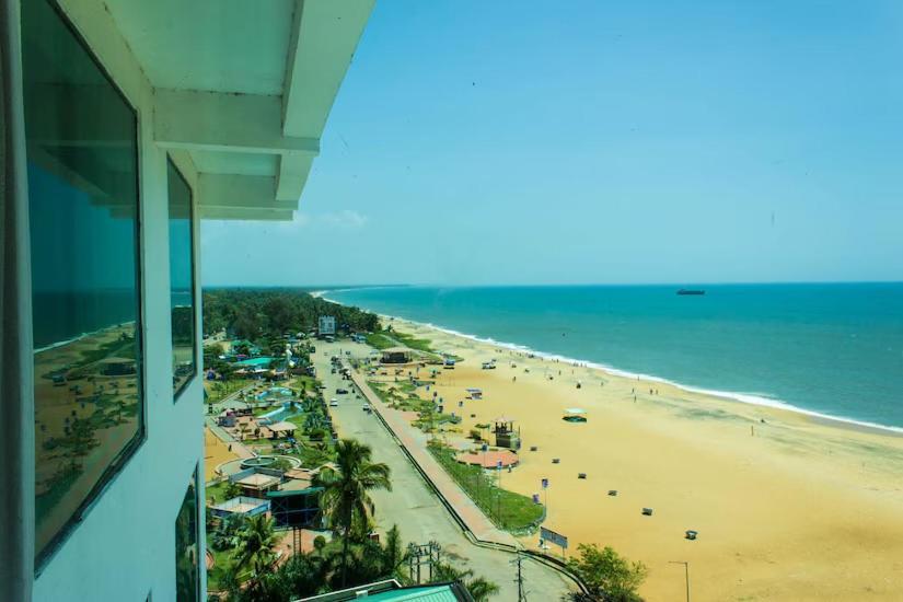 The Quilon Beach Hotel And Convention Center Kollam Bagian luar foto