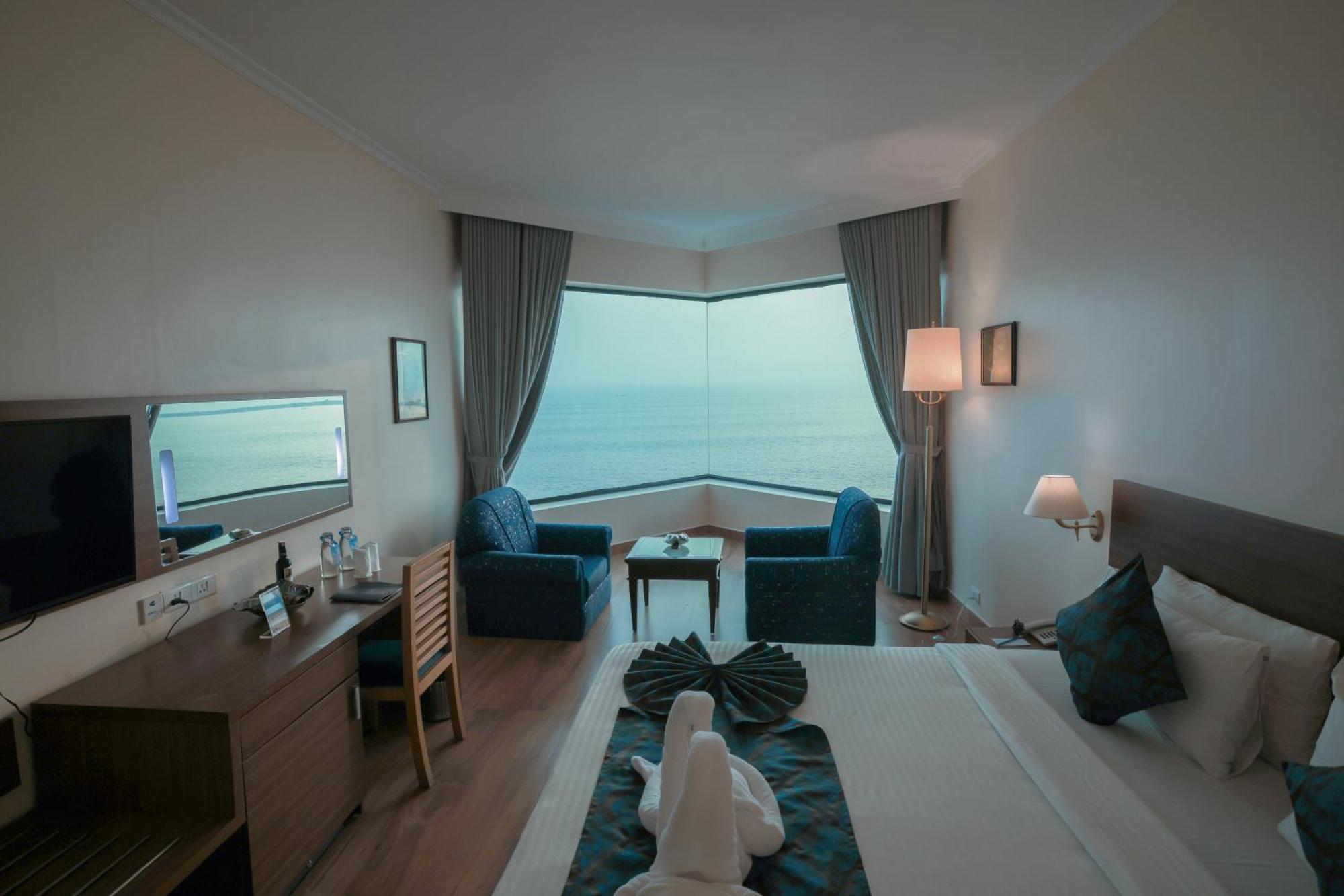 The Quilon Beach Hotel And Convention Center Kollam Bagian luar foto