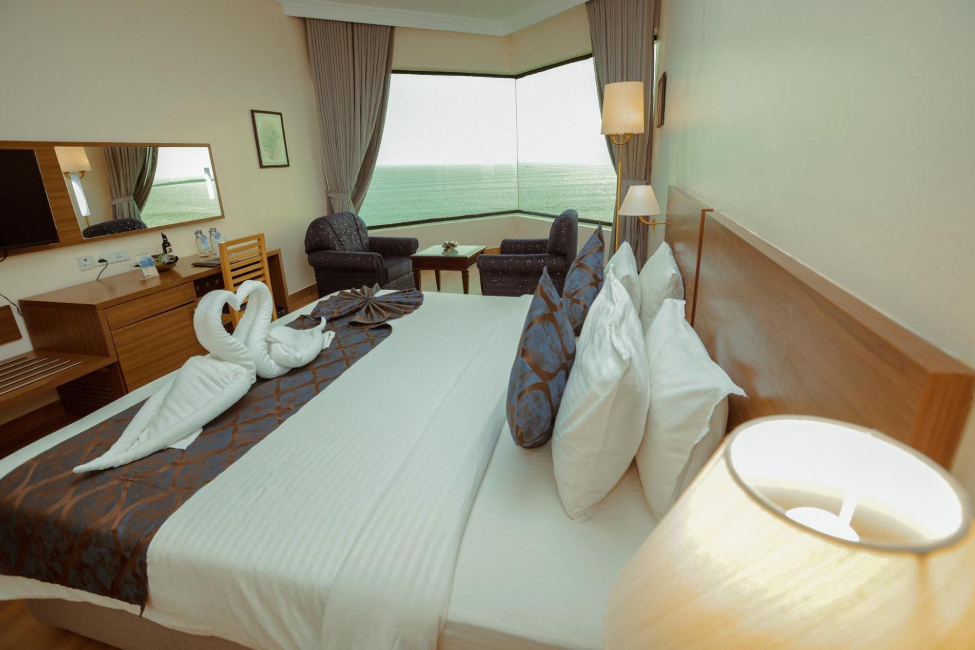 The Quilon Beach Hotel And Convention Center Kollam Bagian luar foto