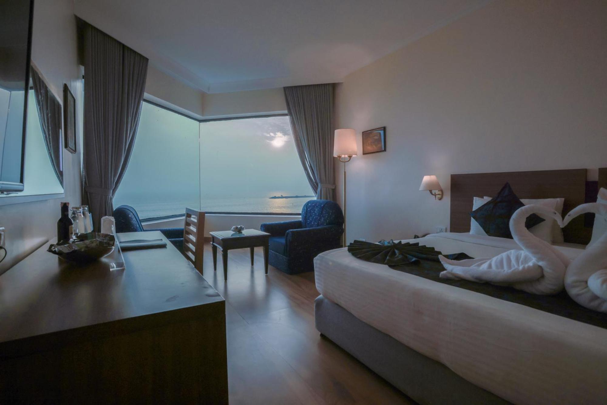 The Quilon Beach Hotel And Convention Center Kollam Bagian luar foto