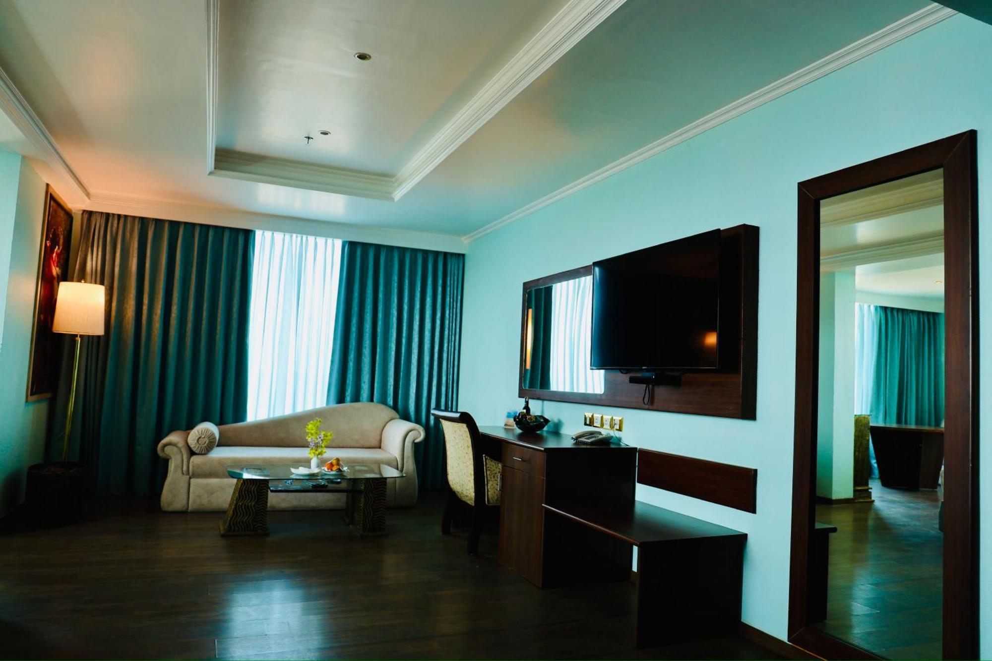 The Quilon Beach Hotel And Convention Center Kollam Bagian luar foto
