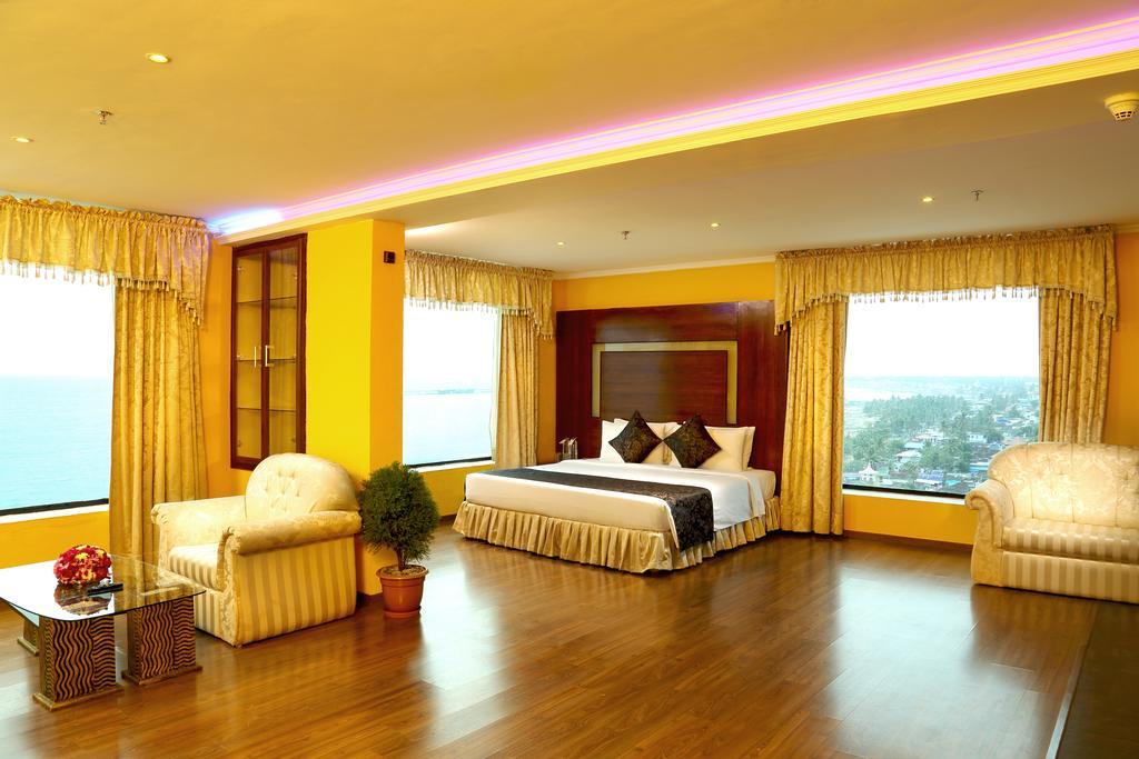 The Quilon Beach Hotel And Convention Center Kollam Bagian luar foto