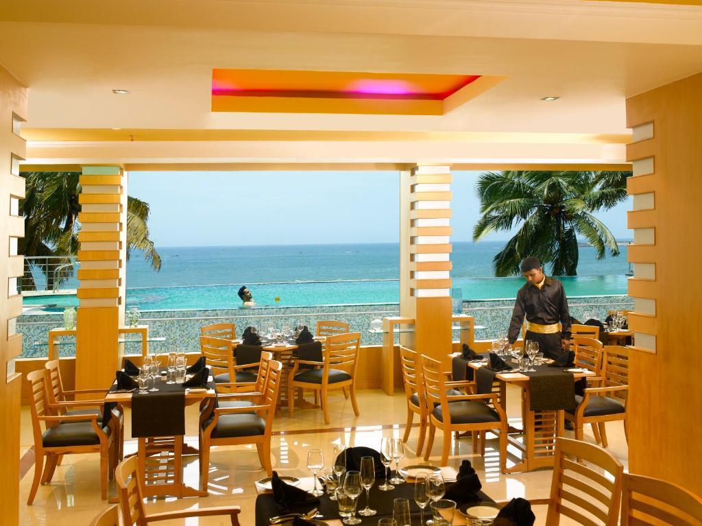 The Quilon Beach Hotel And Convention Center Kollam Bagian luar foto